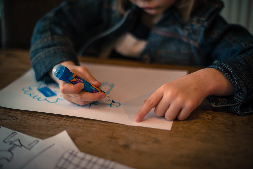 Child drawing a photo.